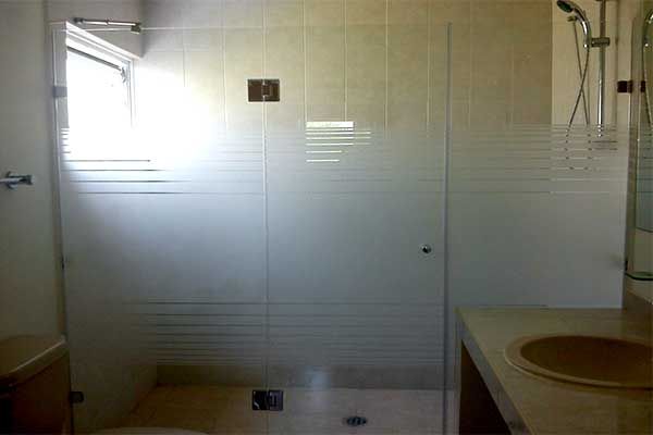 Un baño con ducha y lavabo