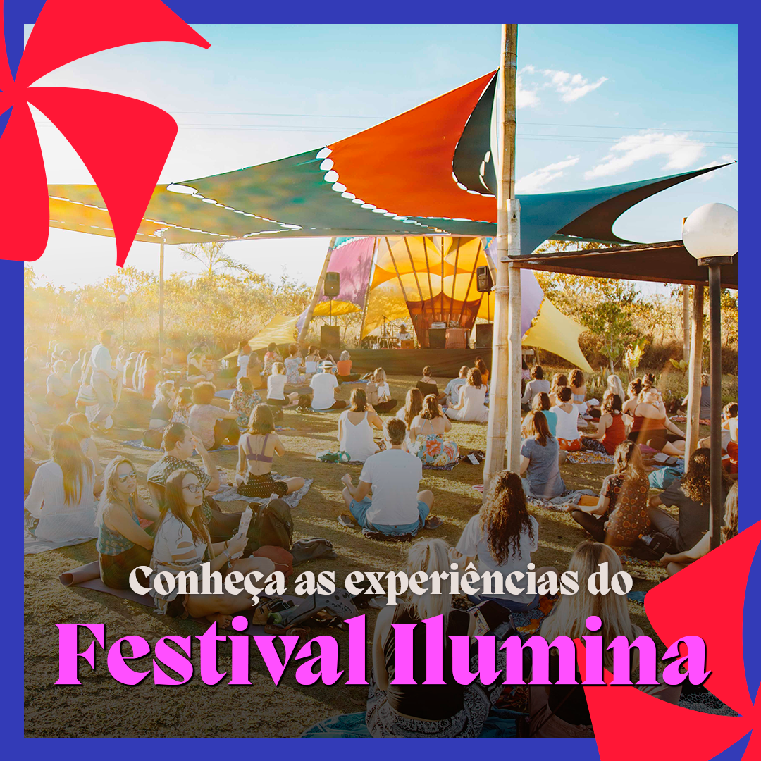 Um grupo de pessoas está sentado sob uma tenda em um festival.