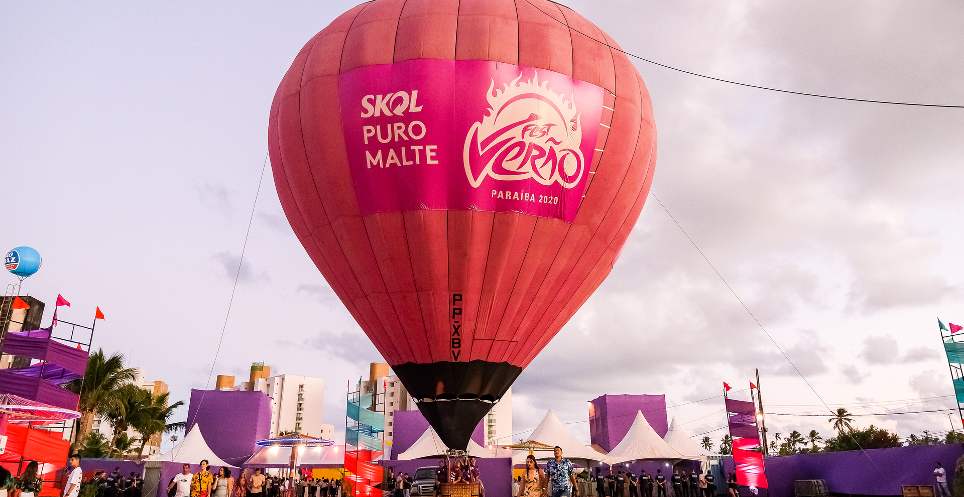 Um balão de ar quente com a palavra skol nele