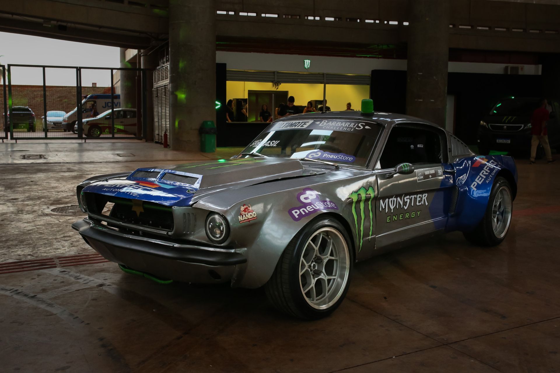 Um carro de energia monstruoso está estacionado em uma garagem.