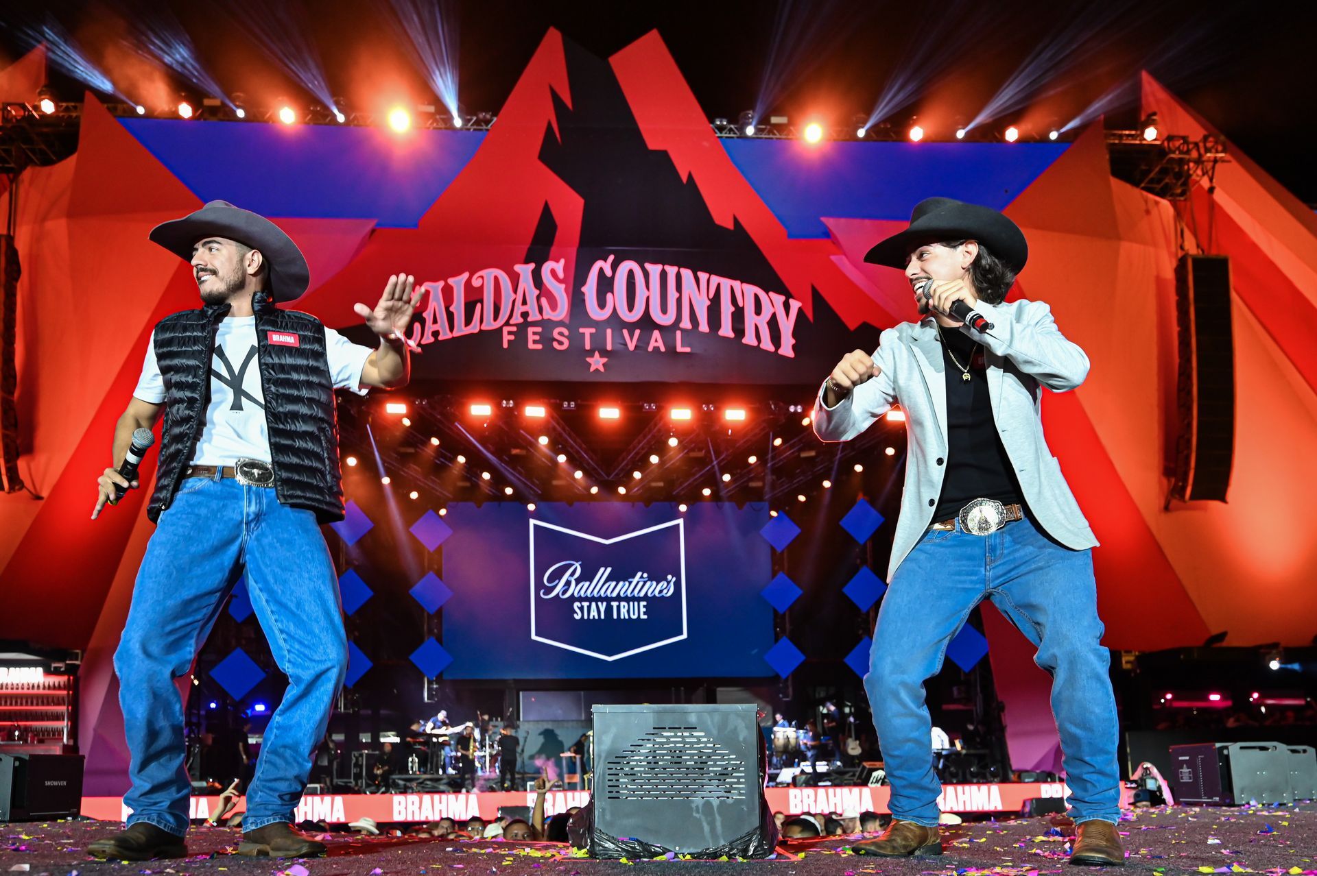 Dois homens cantando no palco do festival country de caldas