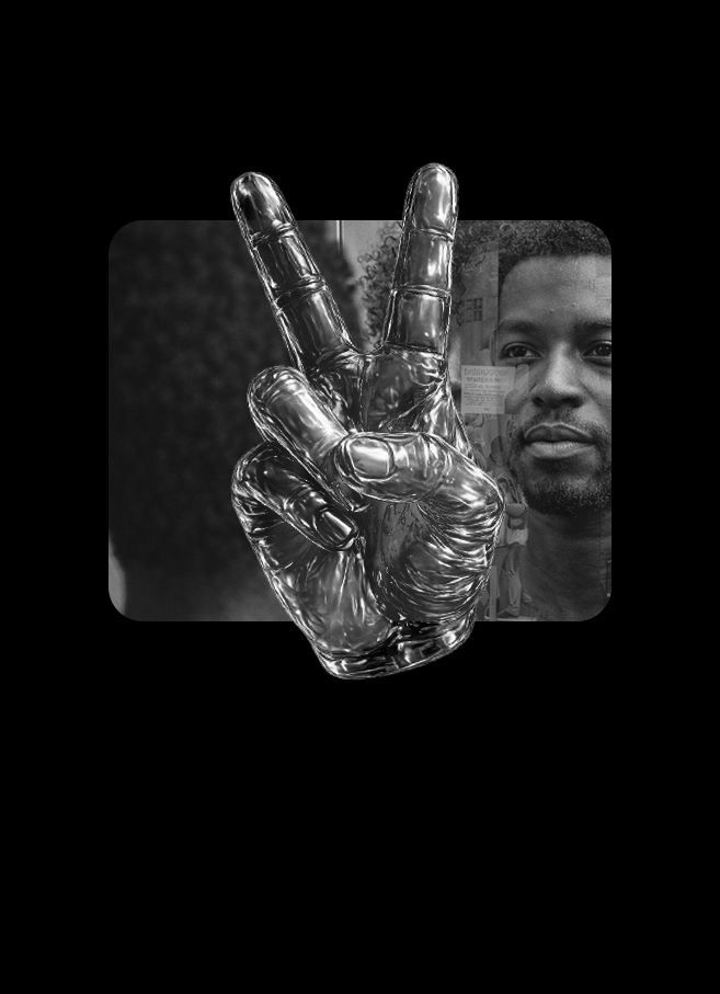 Uma pessoa está segurando um copo de cerveja amstel.