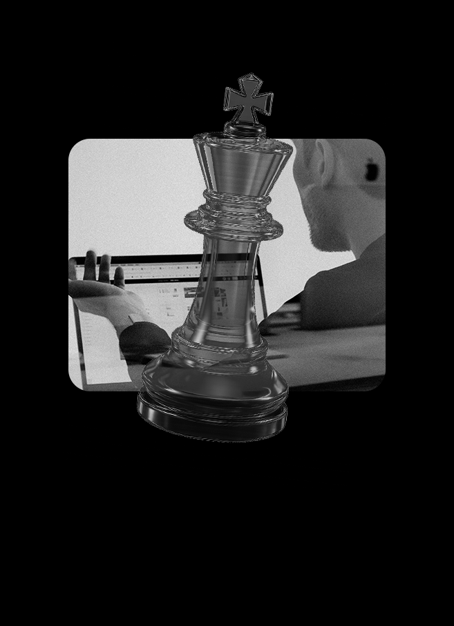 Um homem de camisa branca e calça cáqui está parado em frente a uma parede branca.