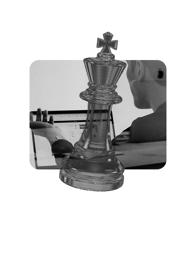 Um homem de camisa branca e calça cáqui está parado em frente a uma parede branca.