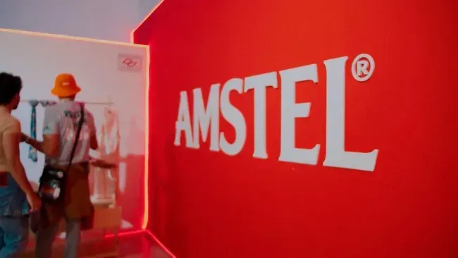 Uma parede vermelha com o logotipo da Amstel.