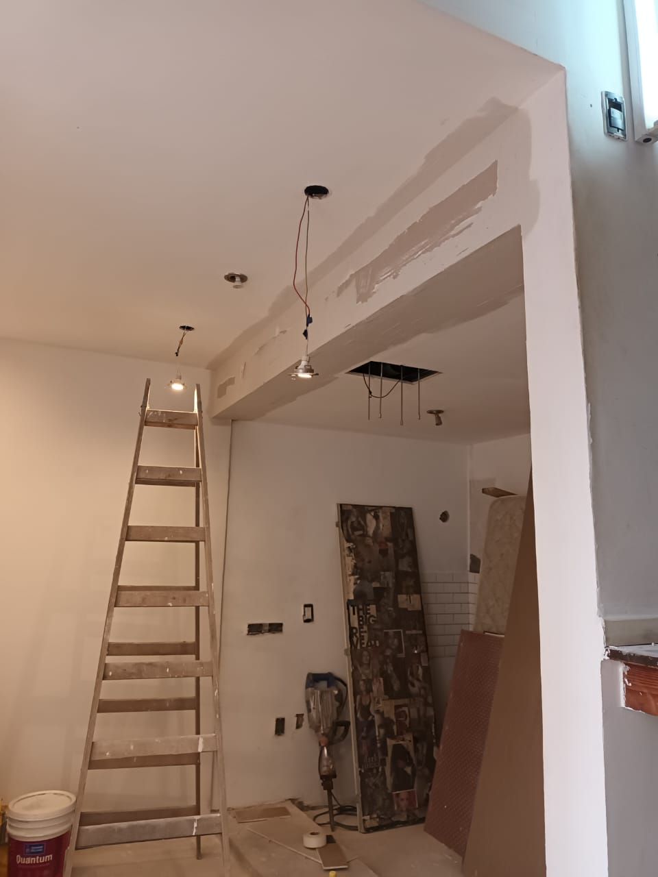 Interior en renovación; escalera, cableado expuesto y paredes parcialmente terminadas.