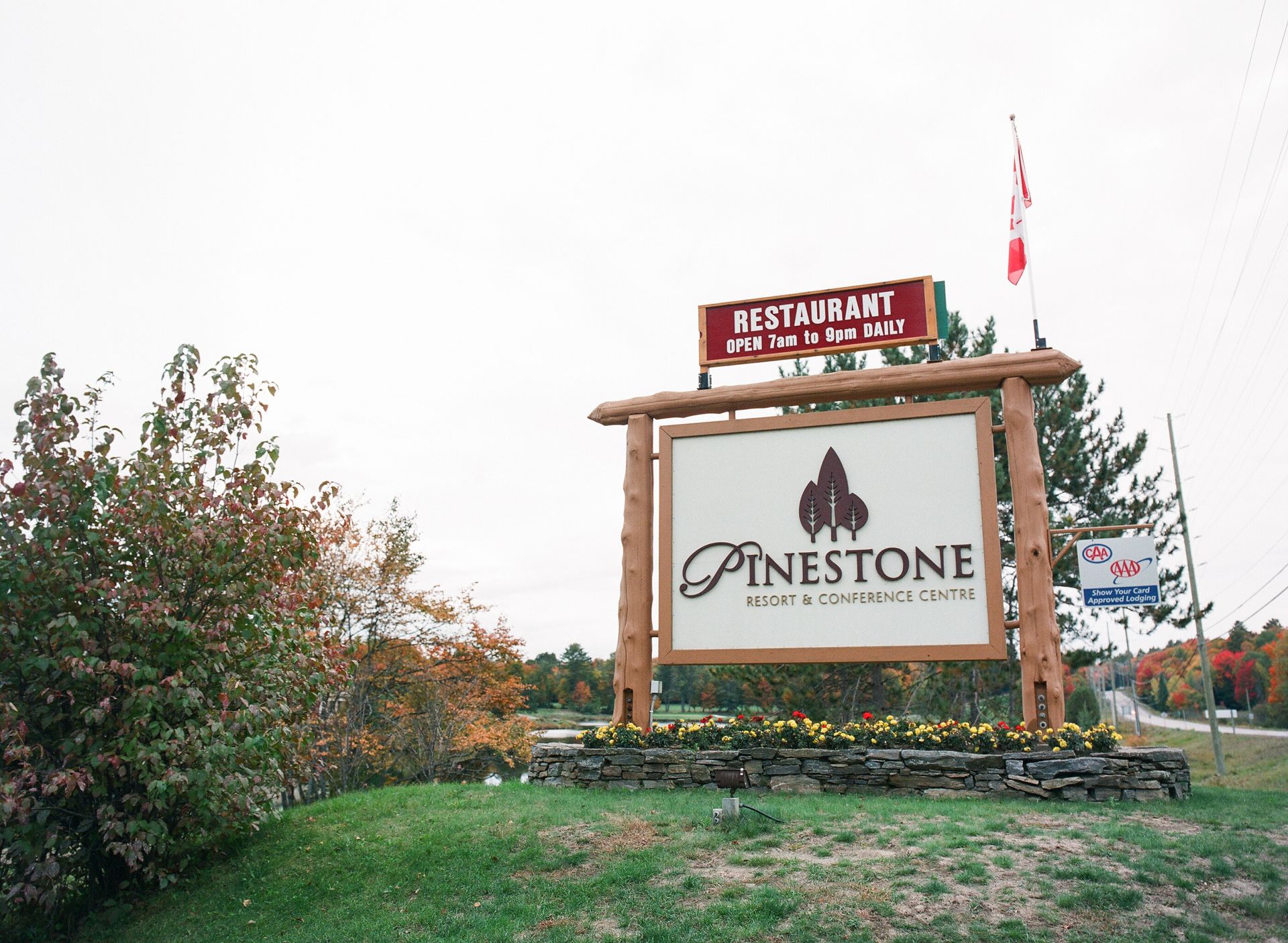 A restaurant sign that says pinestone on it