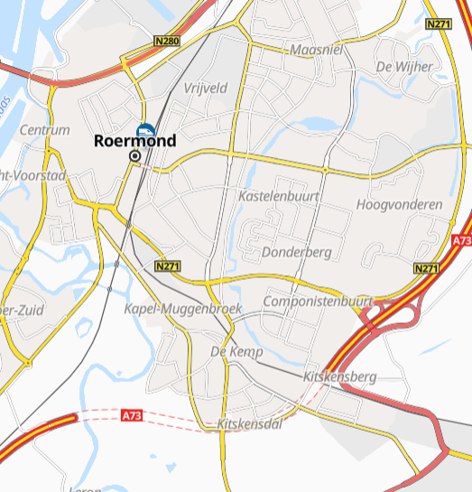 Een kaart van de stad Roermond, Nederland, met omliggende wijken, belangrijke wegen en rivieren.