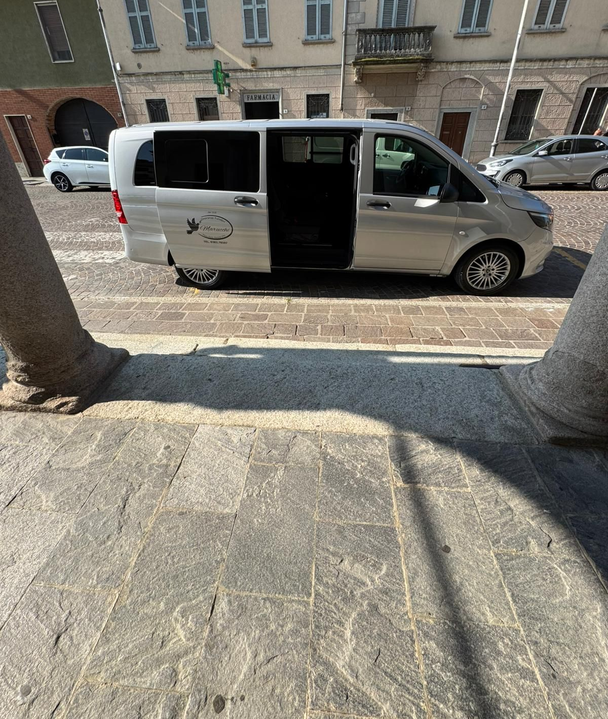 furgone nero dell'agenzia funebre