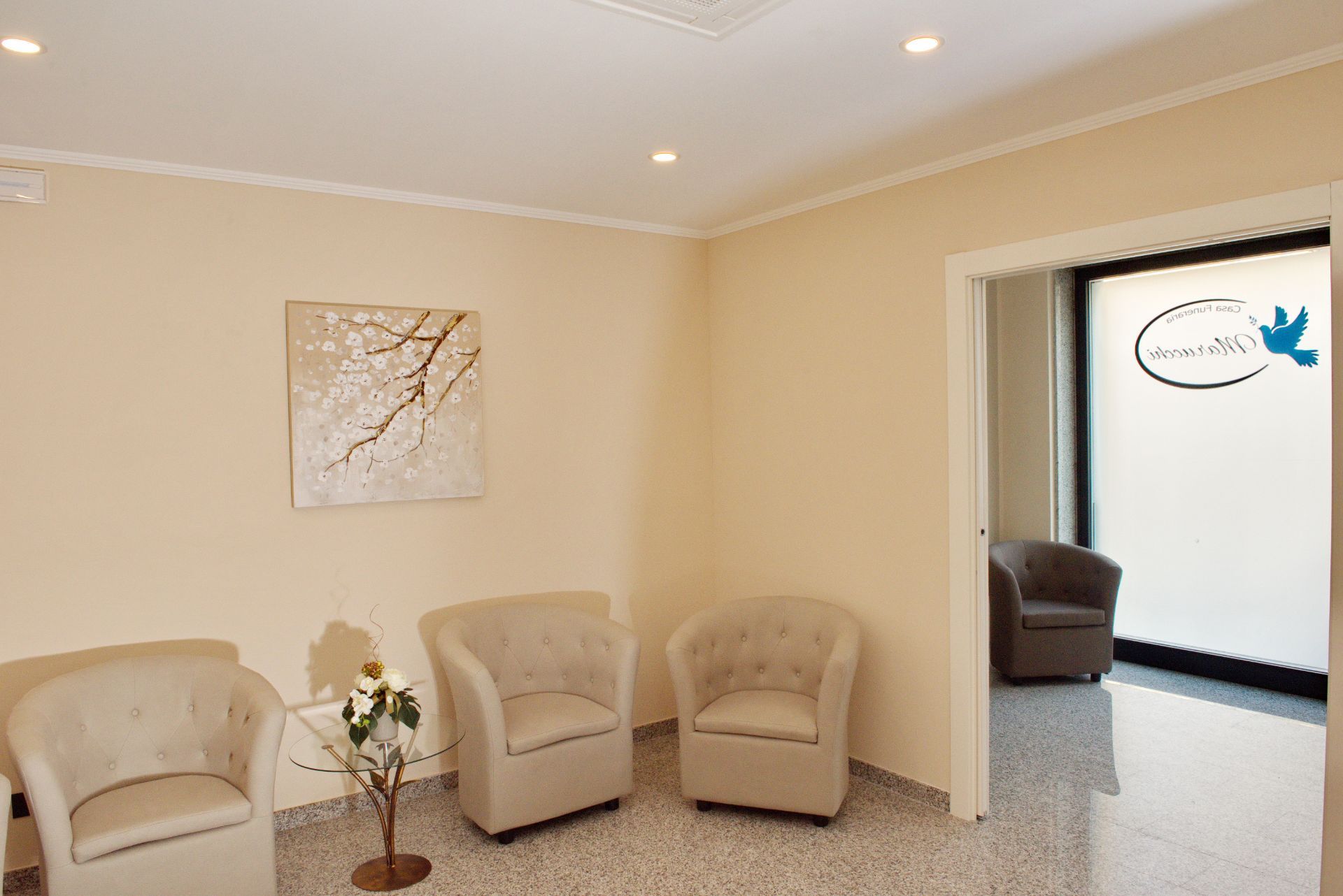 interni casa funeraria con poltroncine