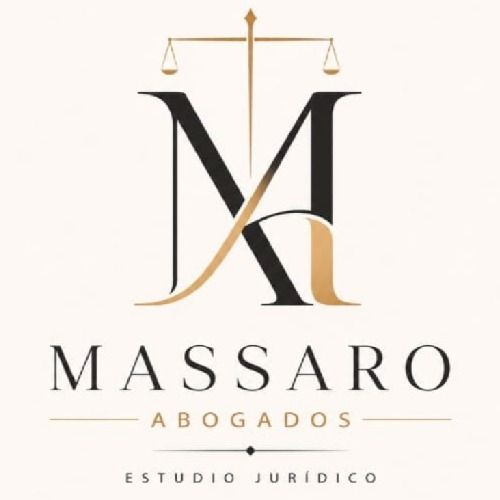 Logotipo de Massaro Abogados, un monograma negro y dorado con una balanza de la justicia sobre el nombre del bufete.