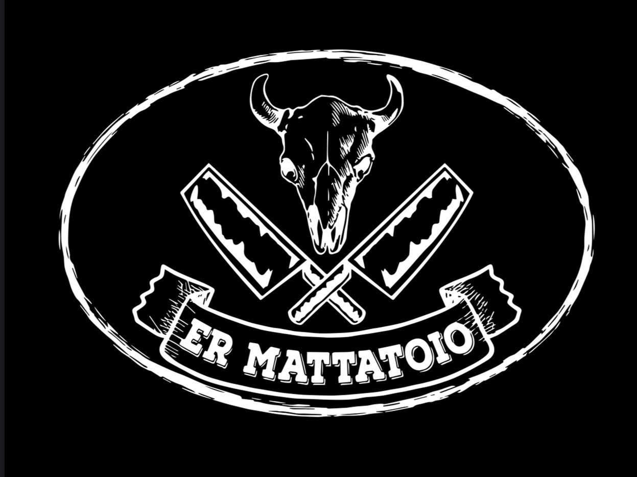 Logo bianco e nero con teschio di toro, mannaie incrociate e la scritta 