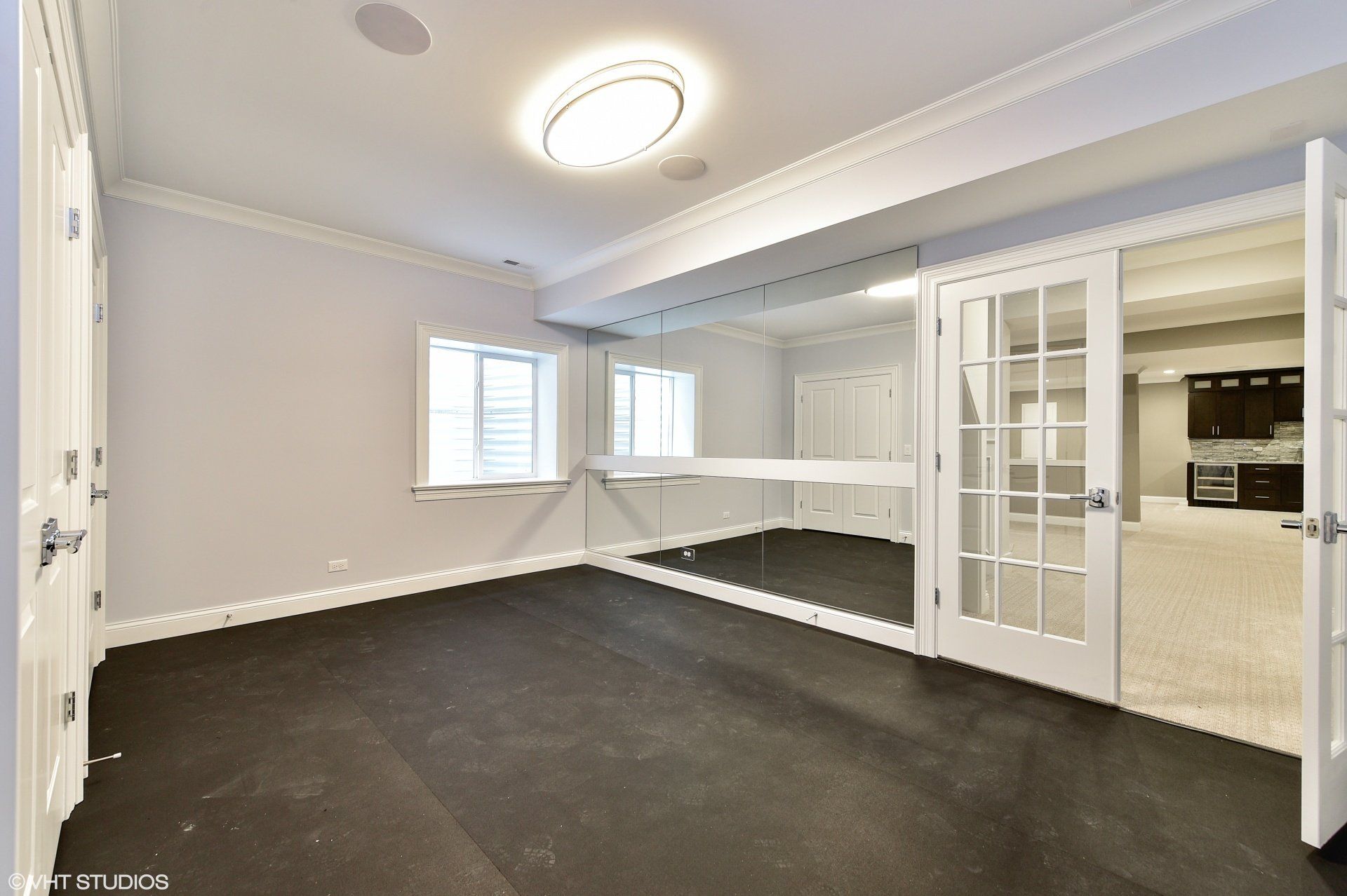 An empty room with a large mirror on the wall