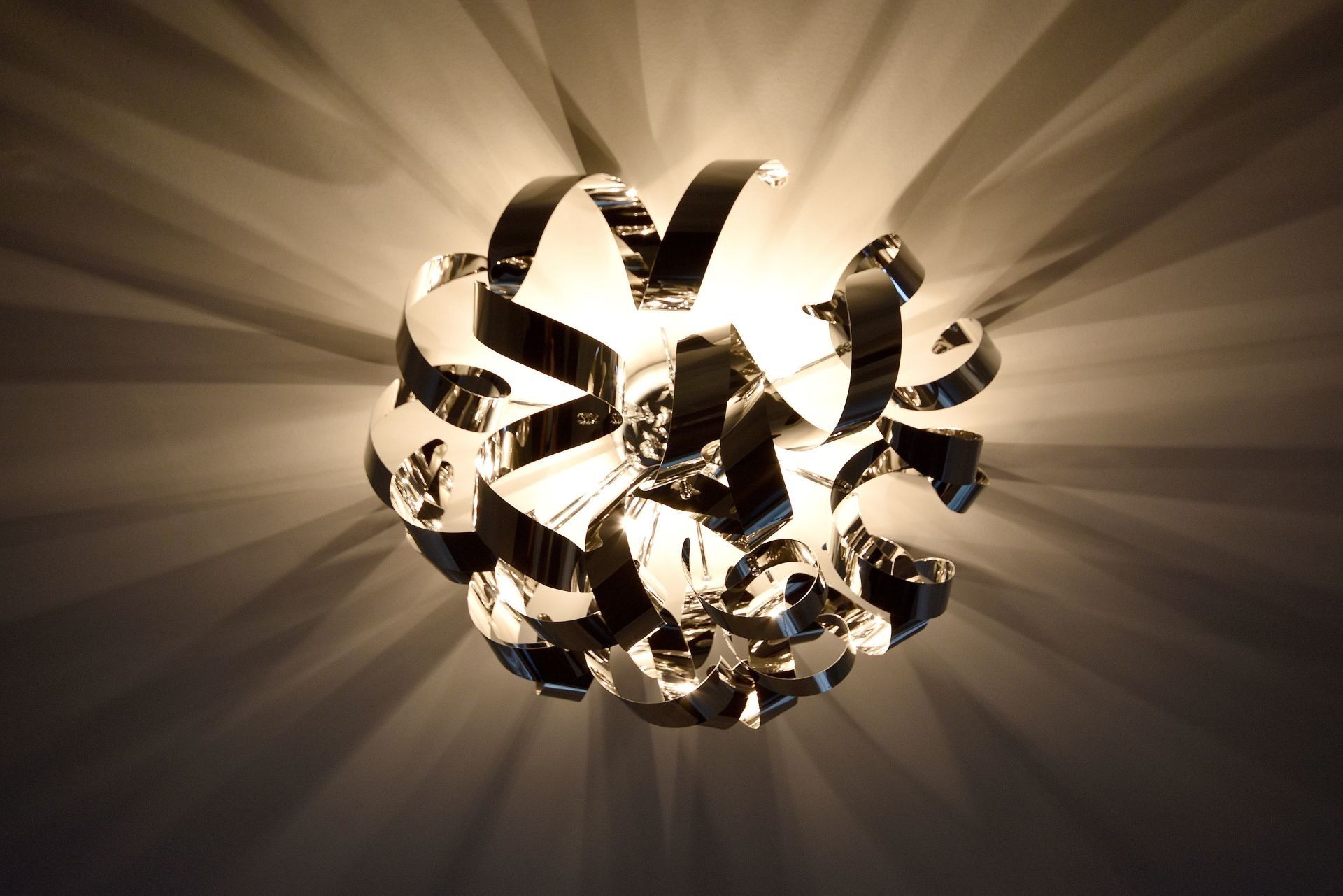 A light that looks like a flower is shining on a wall