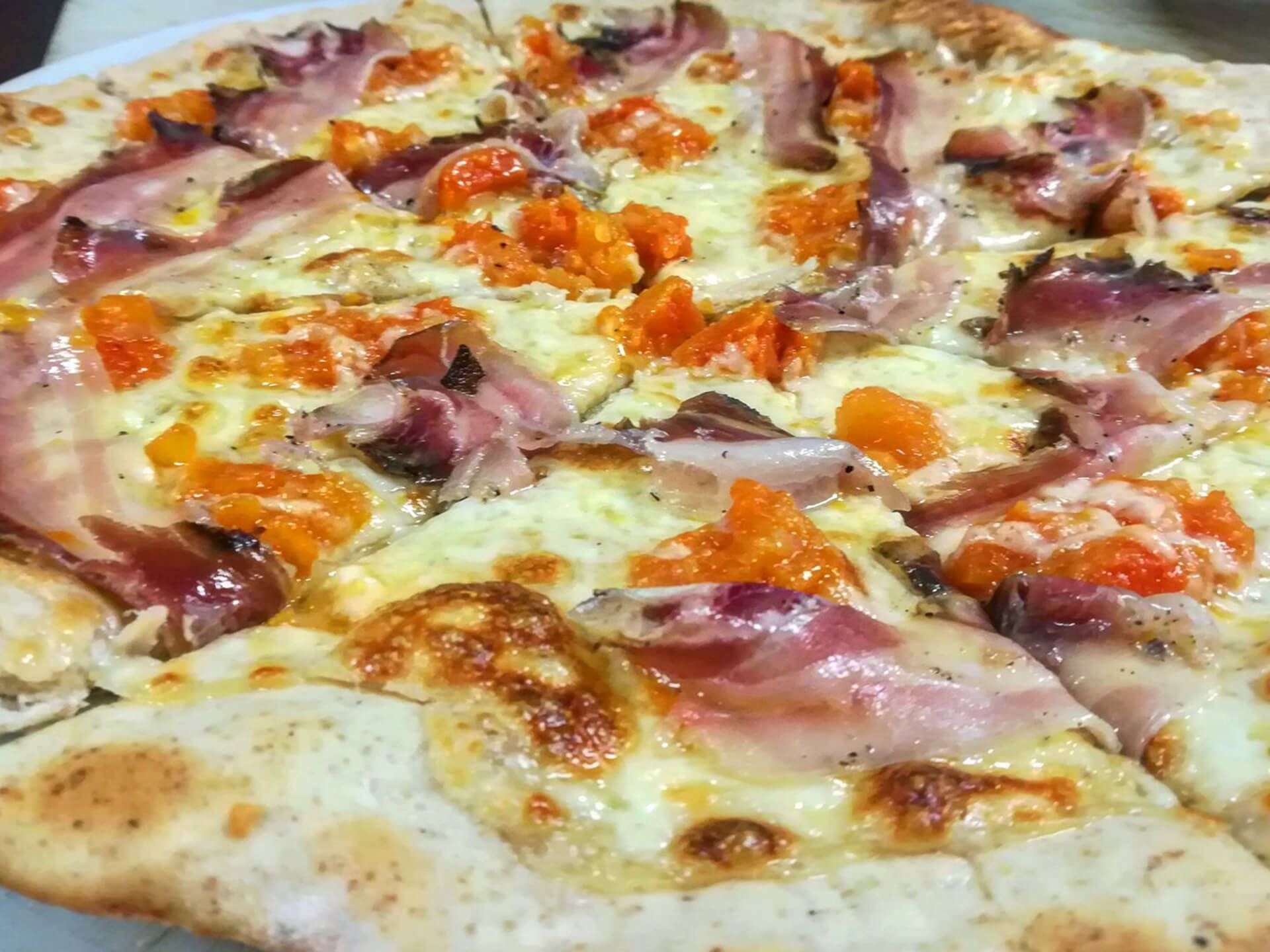 pizza cotta nel forno a legna