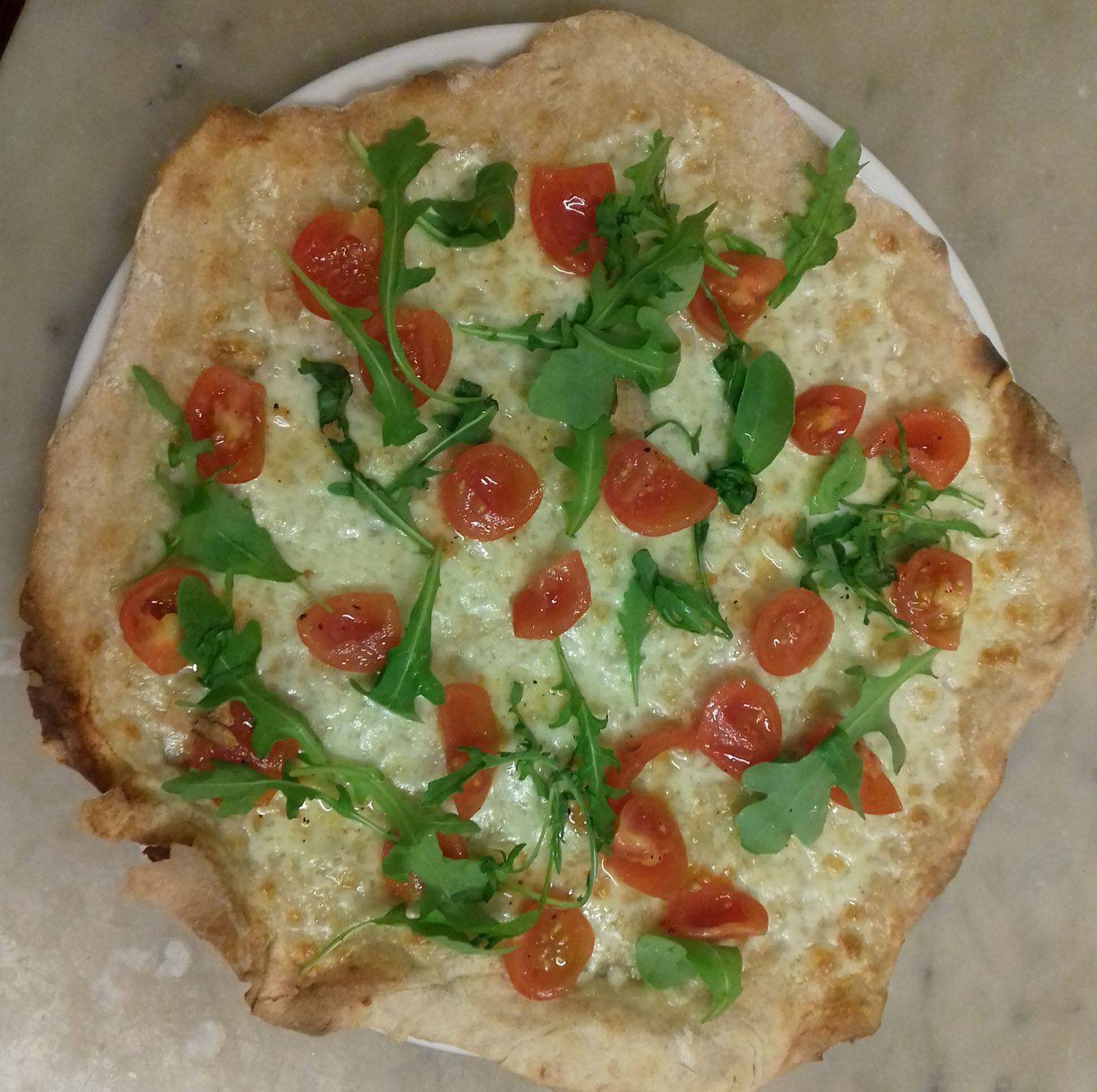 pizza pomodoro e mozzarella