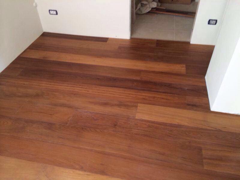 Pavimento in legno scuro