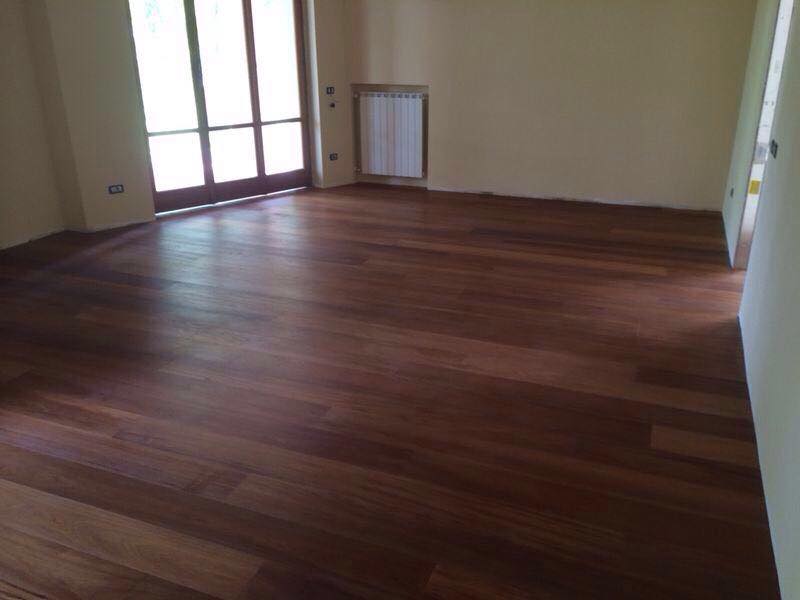 Pavimento in legno scuro 2