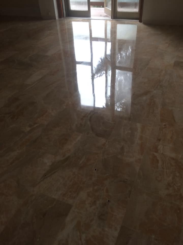 Pavimento in pietra lucida