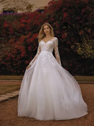 Donna in abito da sposa bianco con maniche lunghe