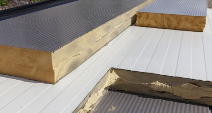 Colocación de tejados de panel sándwich para aislar tejados en Mieres, Asturias