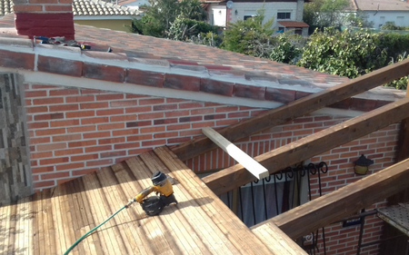 hacer cubierta para cerramiento de terraza con vigas de madera en chalet de oviedo, asturias