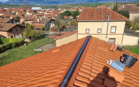 reparación de tejado de tejas con sustitución de tejas rotas en oviedo, asturias