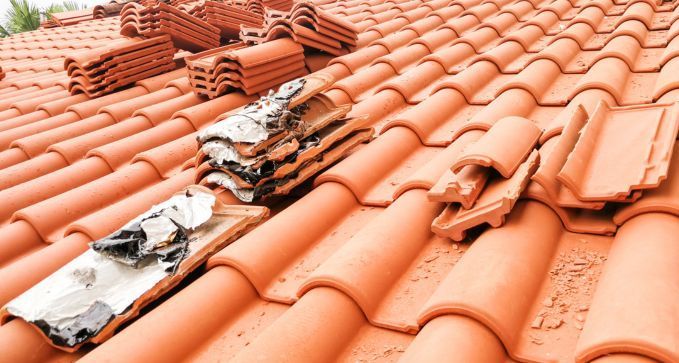Restauración de tejados de tejas antiguos a precio barato en Castrillón, Asturias