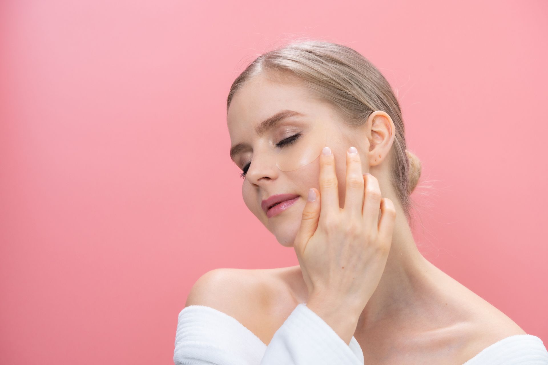 donna mentre si tocca il volto