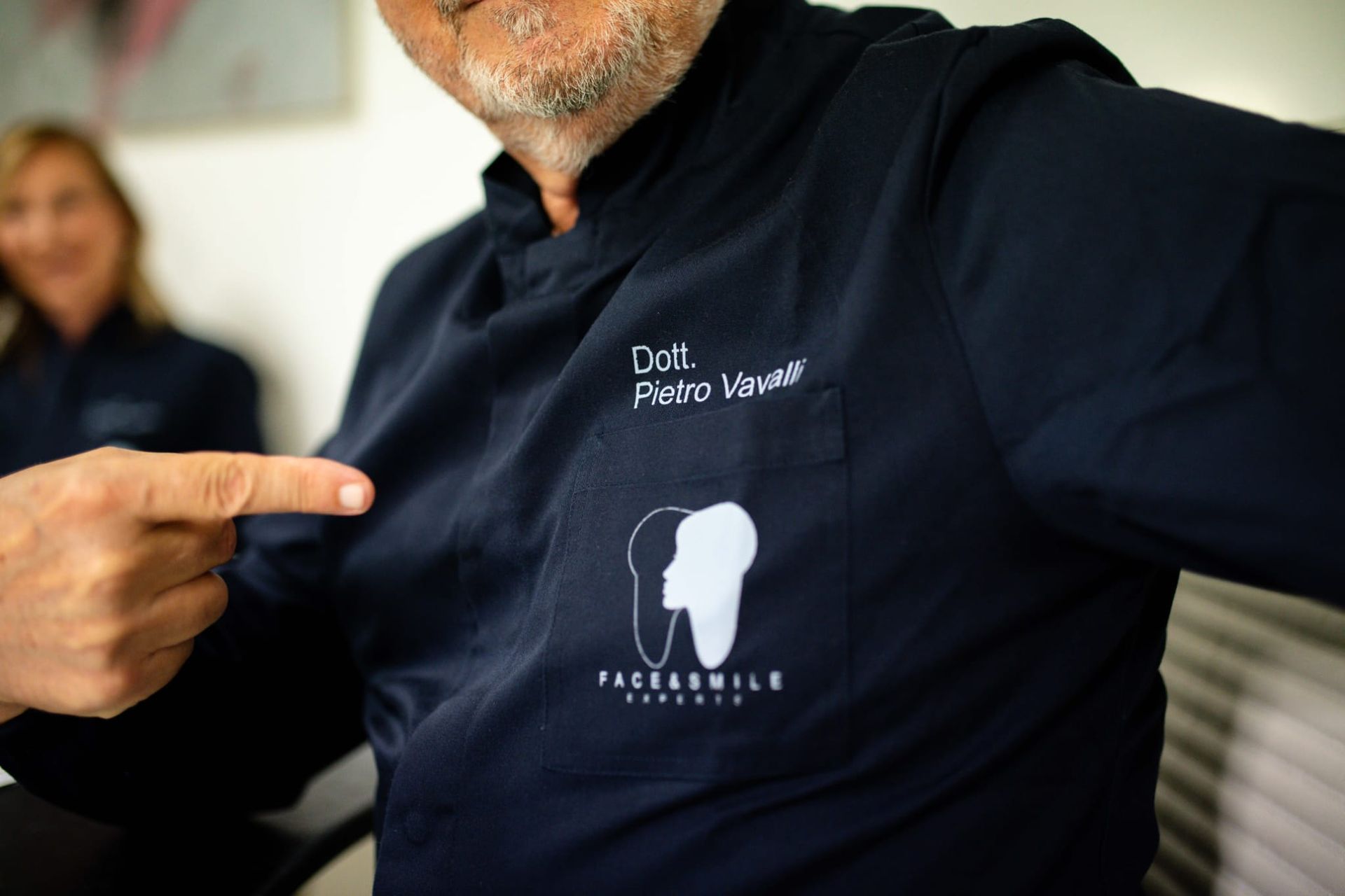 Dettaglio del camice dello studio con il logo