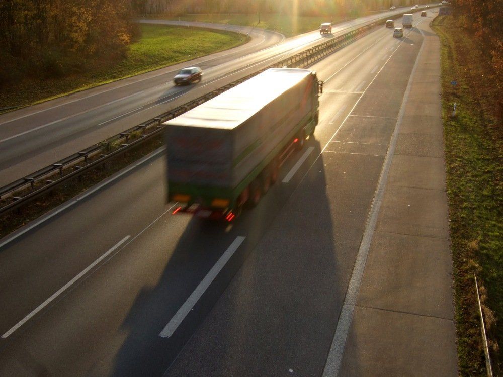 camion trasporto merci su strada