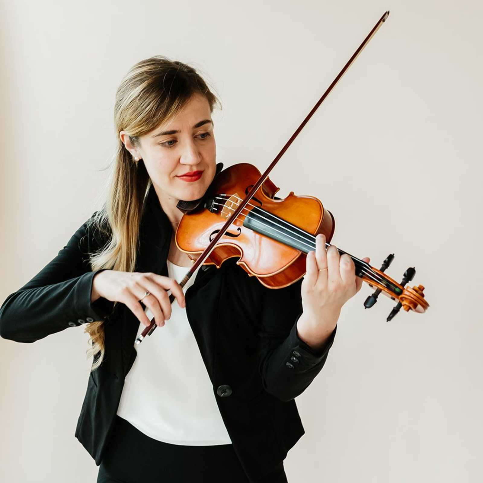 Clara Engen is playing violin.