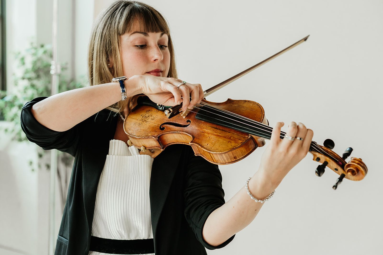 Iuliia Leuck is playing violin.