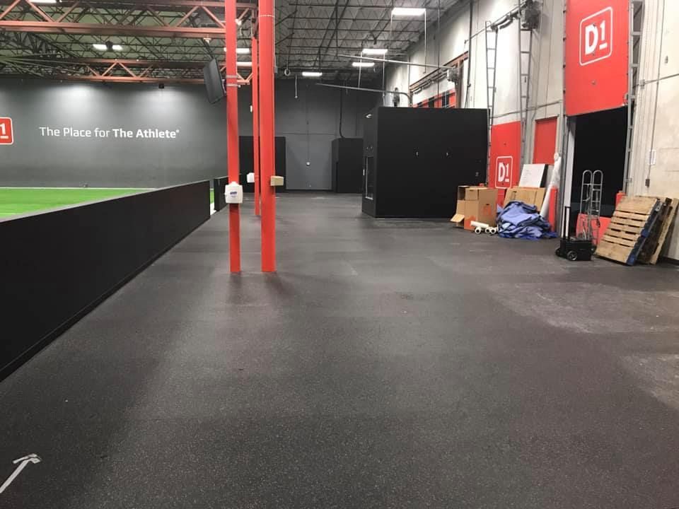 A large empty warehouse with a sign that says d1 on it. 28.4845° N, 81.2519° W