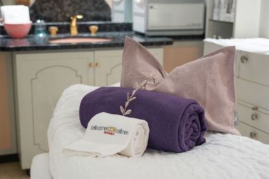 Eine Fachkraft führt eine HydraFacial-Behandlung am Gesicht einer Person mit einem speziellen Handgerät durch.