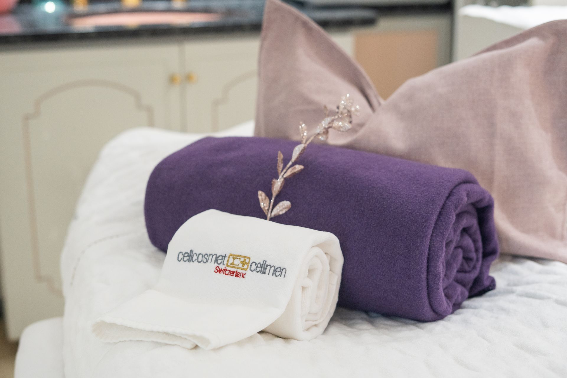 Eine Person hält ein digitales Blutdruckmessgerät, das einen Wert von 113/84 mmHg bei einem Puls von 110 anzeigt.