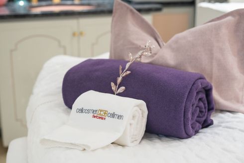 Eine Person hält ein digitales Blutdruckmessgerät, das einen Wert von 113/84 mmHg bei einem Puls von 110 anzeigt.