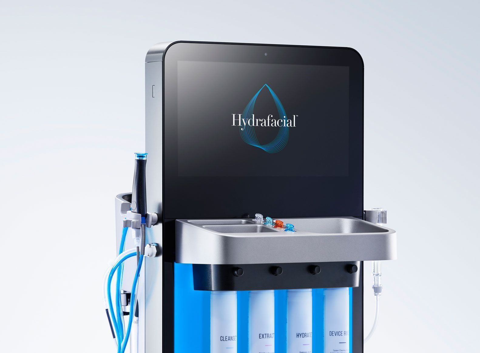HydraFacial-Gerät mit Touchscreen-Monitor, Markenlogo und vier transparenten Serumbehältern auf einem blau-silbernen Ständer.