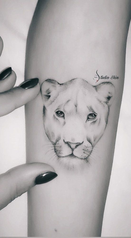 Tatuaggio con testa di leopardo