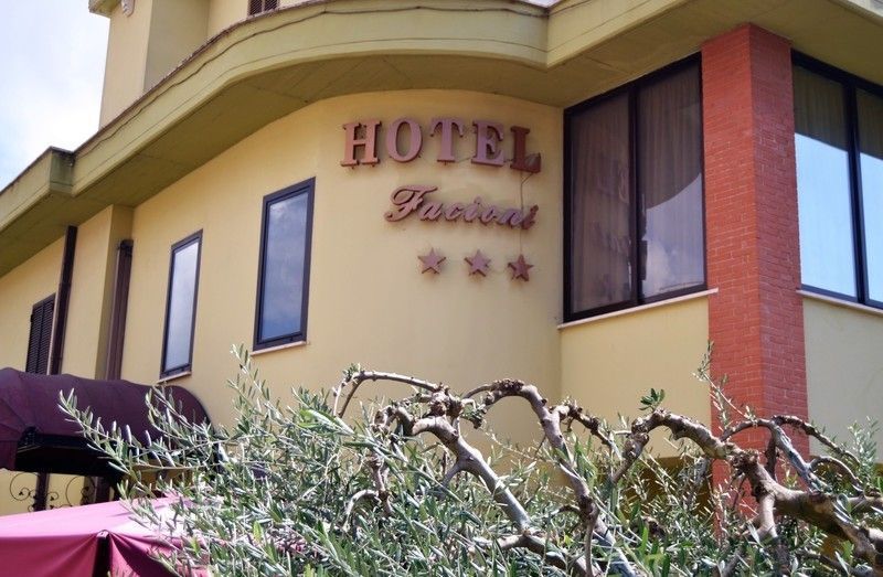 Facciata dell'hotel con le insegne 
