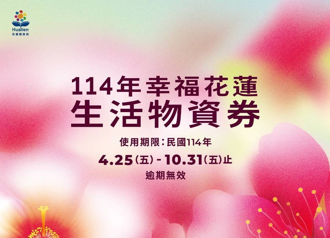 一名男子正走過路邊的一輛藍色食品卡車。