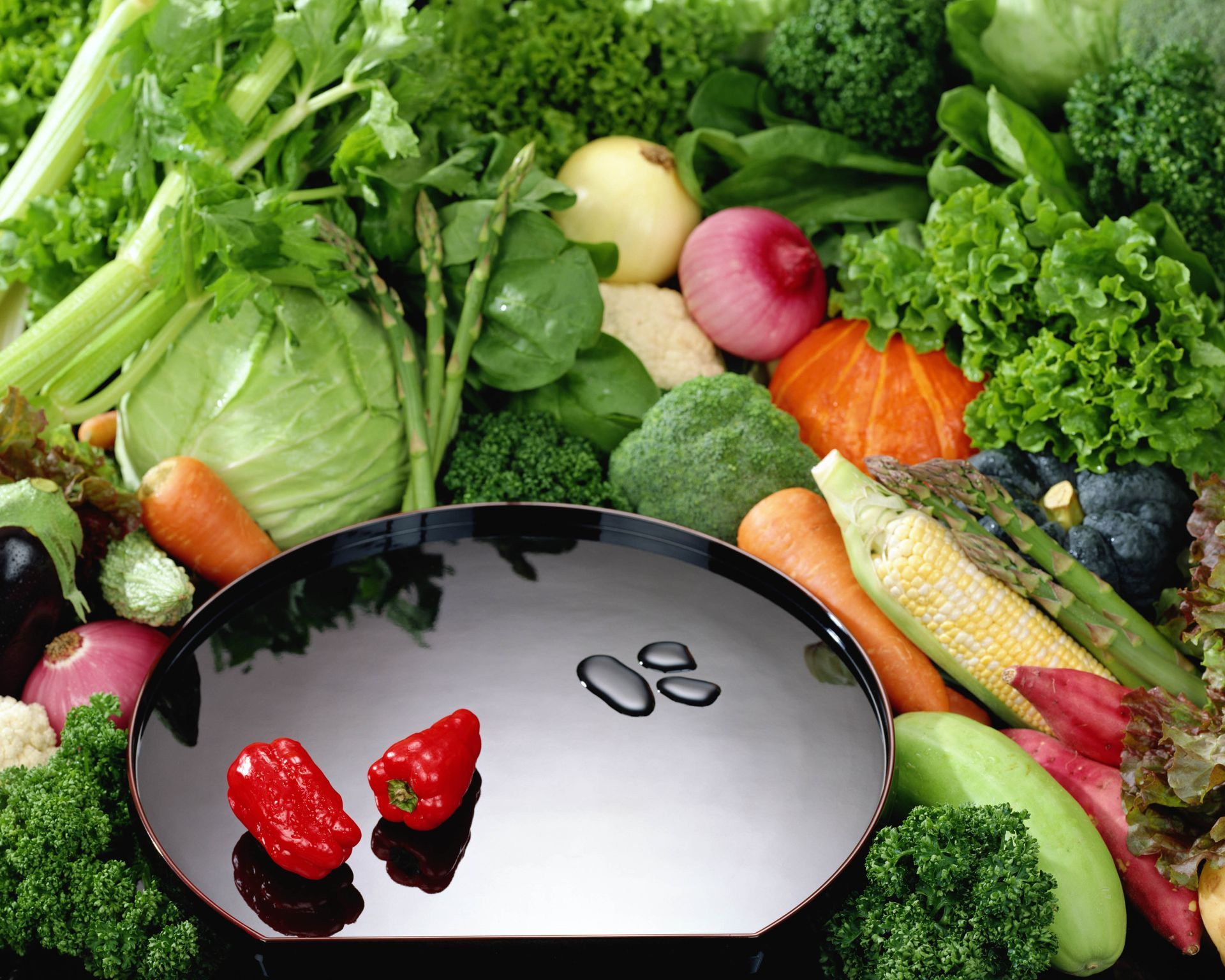 一盤上面有數字 08 的蔬菜