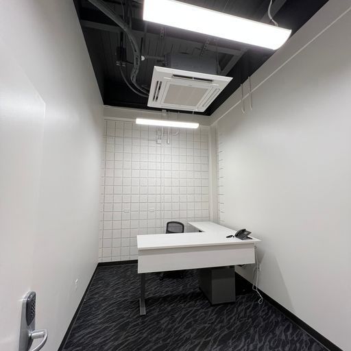 A small office with a desk and chair in it.