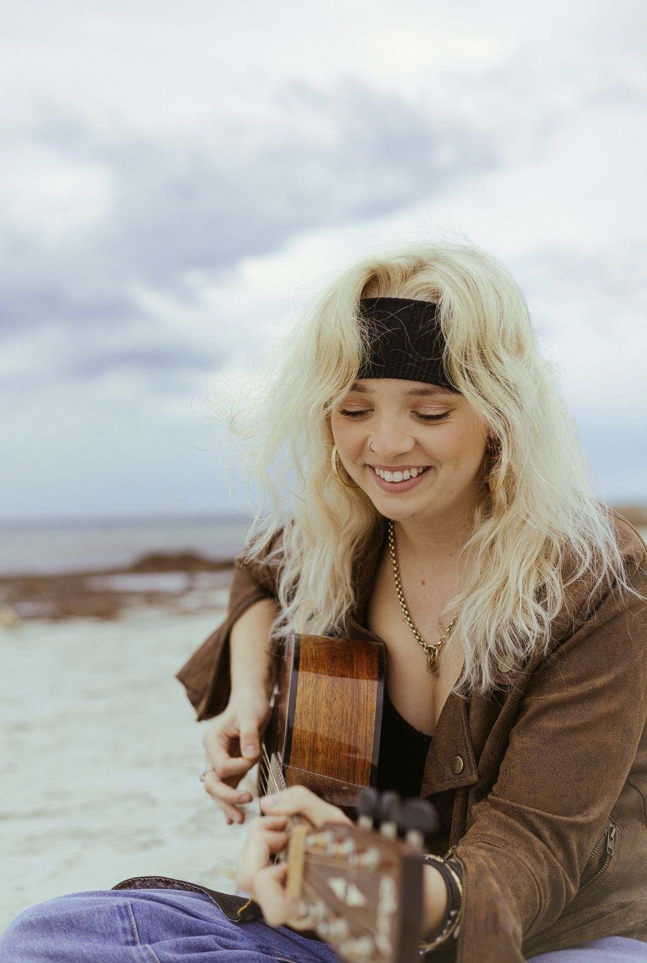 Holly Acoustic Singer