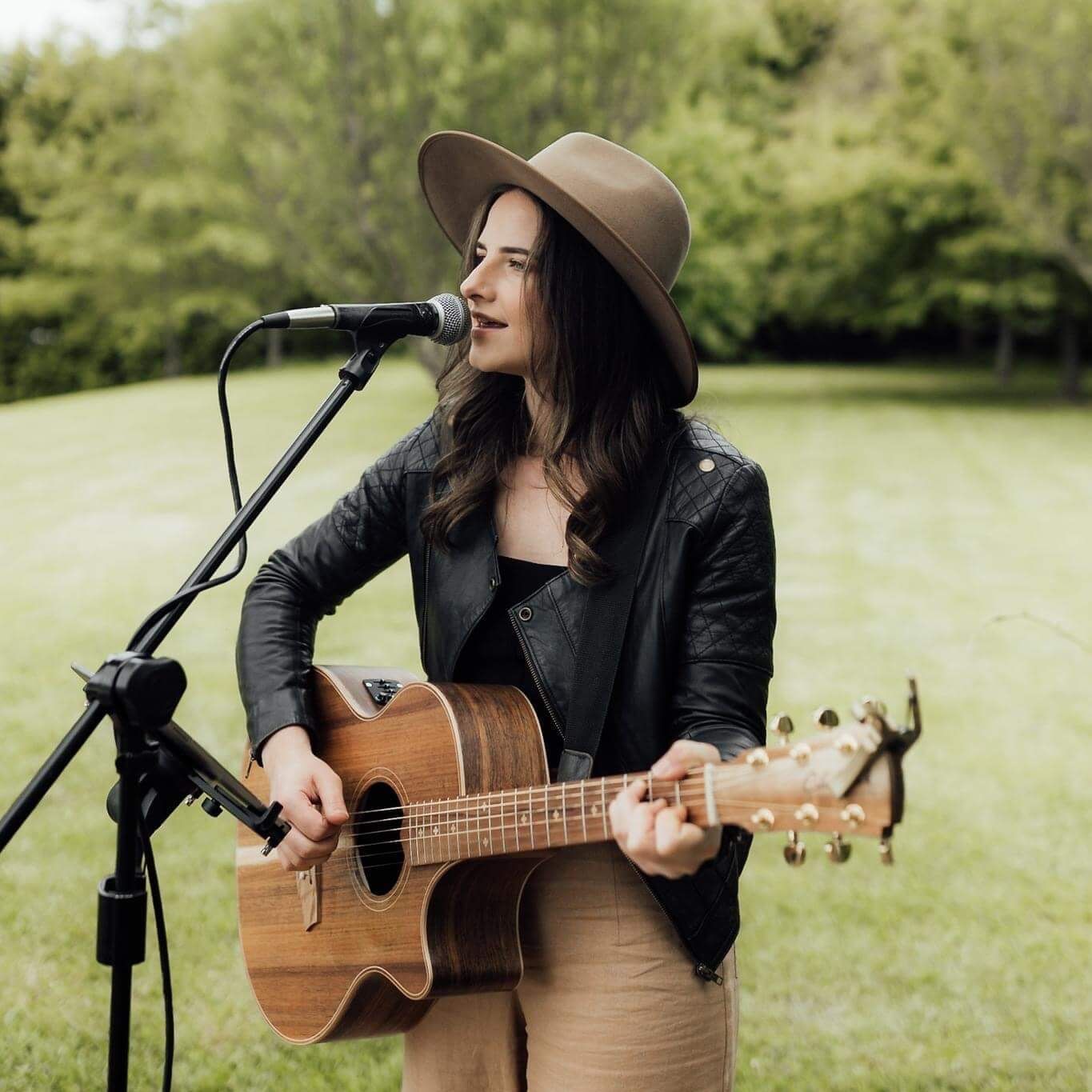 Elegant outdoor Melbourne wedding with live acoustic musician