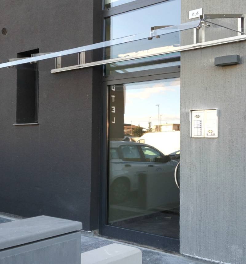 Pensilina serie TX sopra ingresso