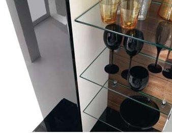 mobile con mensole di vetro