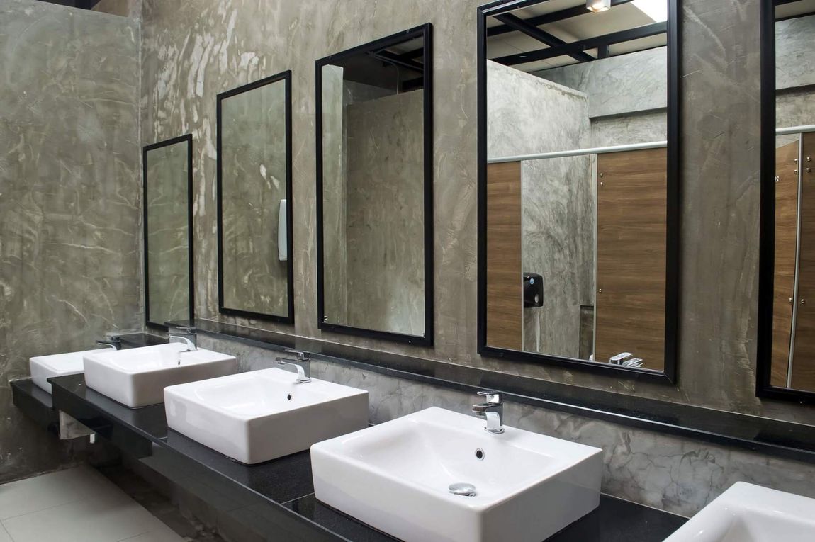 bagno di locale pubblico con specchi di design