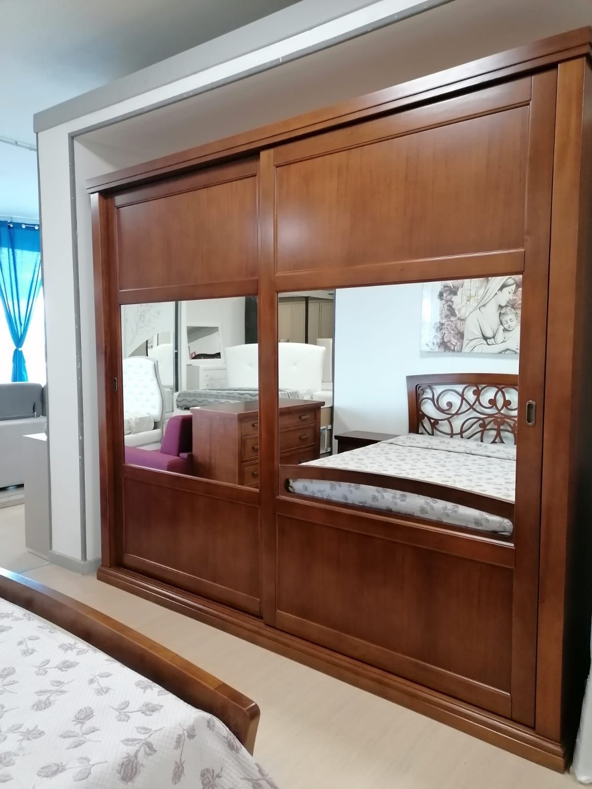 Una camera da letto con un grande armadio in legno e un letto