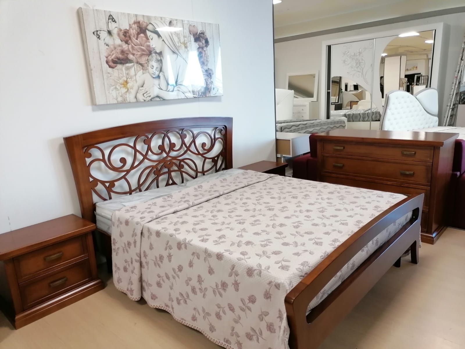 Una camera da letto con un comò e un comodino